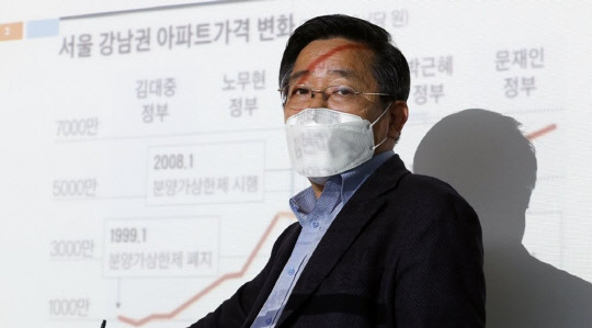 올해 3월 최근 10년간 SH공사 택지 판매이익 분석 결과를 발표하고 있는 당시 김헌동 경실련 본부장. <연합뉴스>